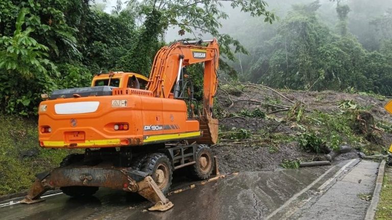 Cierre total e indefinido de la Transversal del Sisga por deslizamiento en Santa María