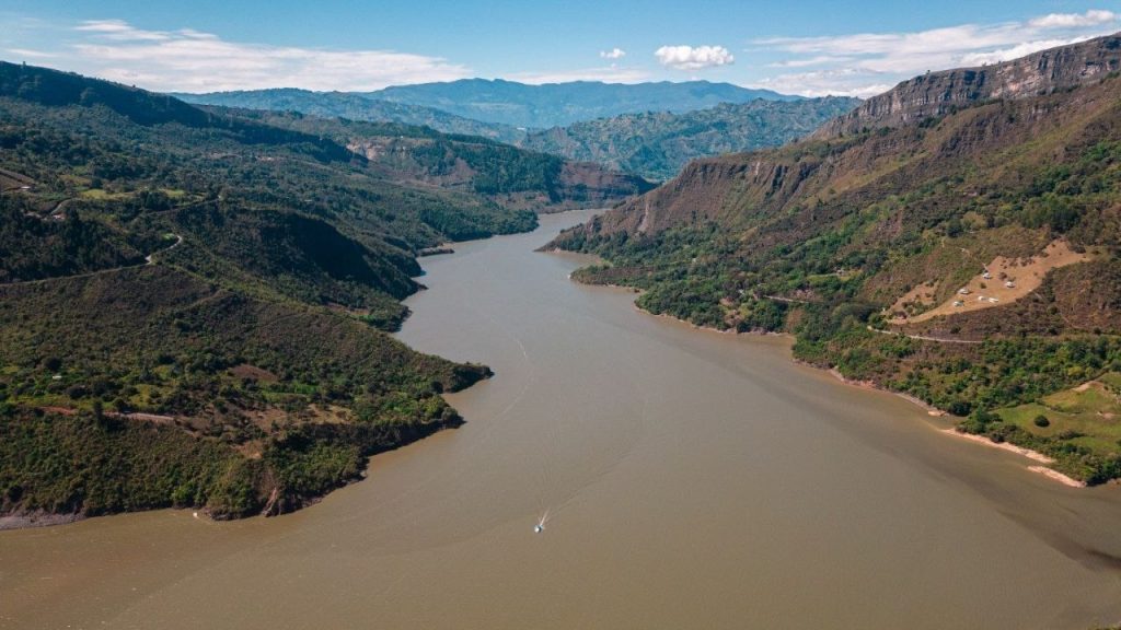 Vista aérea del embalse de Chivor, La Esmeralda, entre montañas del Valle de Tenza