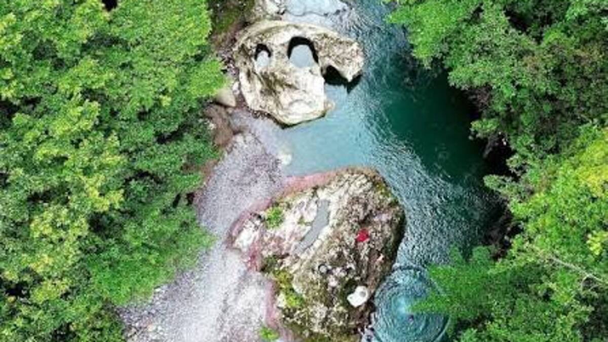 Vista aérea del Pozo La Calavera, donde están las huellas de dinosaurio de Santa María
