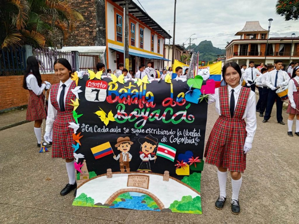 Estudiantes de la IE Nueva Esperanza de Santa Teresa, en San Luis de Gaceno, con una pancarta de la Batalla de Boyacá