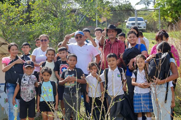 San Luis de Gaceno en enero de 2026: niños con uniforme y morral, jóvenes y adultos posan al aire libre en un centro poblado del municipio