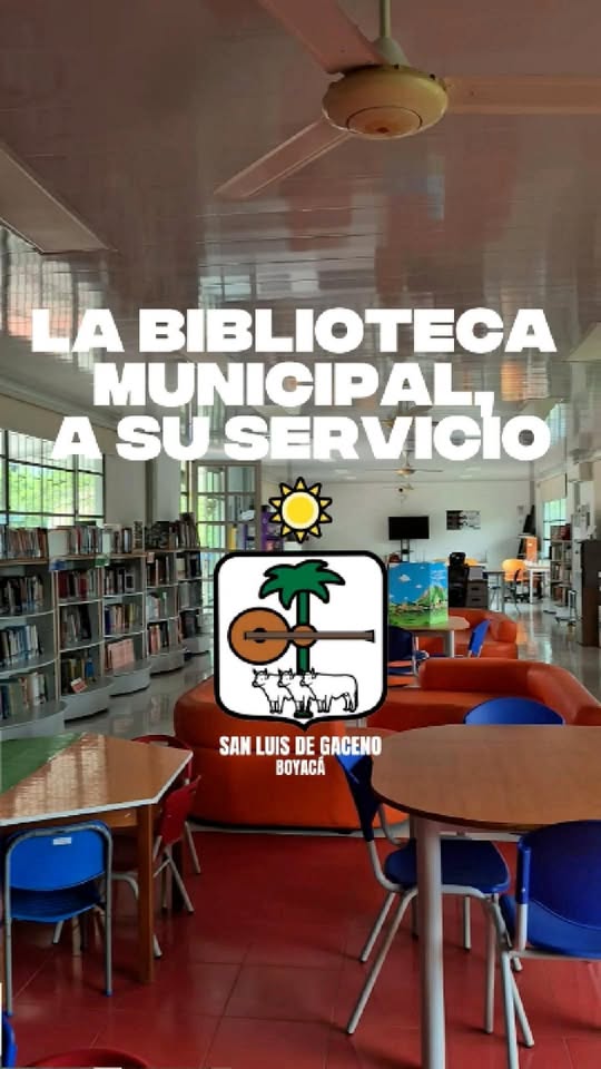 Sala de la Biblioteca Municipal de San Luis de Gaceno con estanterías de libros, mesas, sillas azules y sofás naranjas