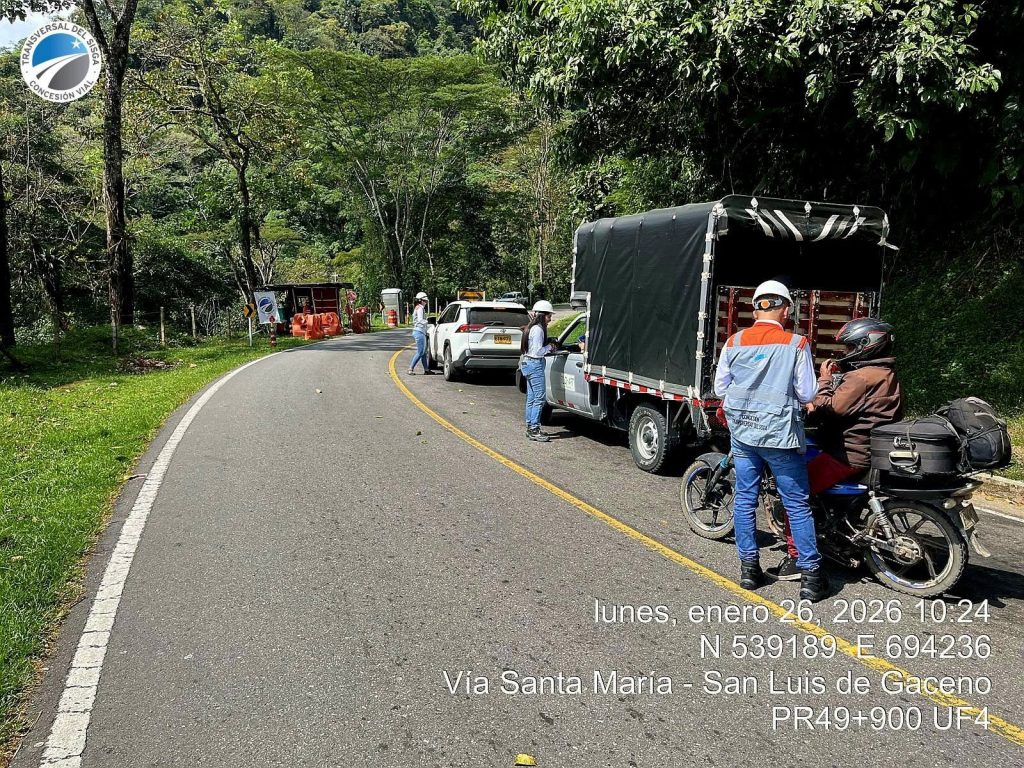 Personal de la Concesión habla con conductores en un paso controlado de la vía Santa María–San Luis de Gaceno