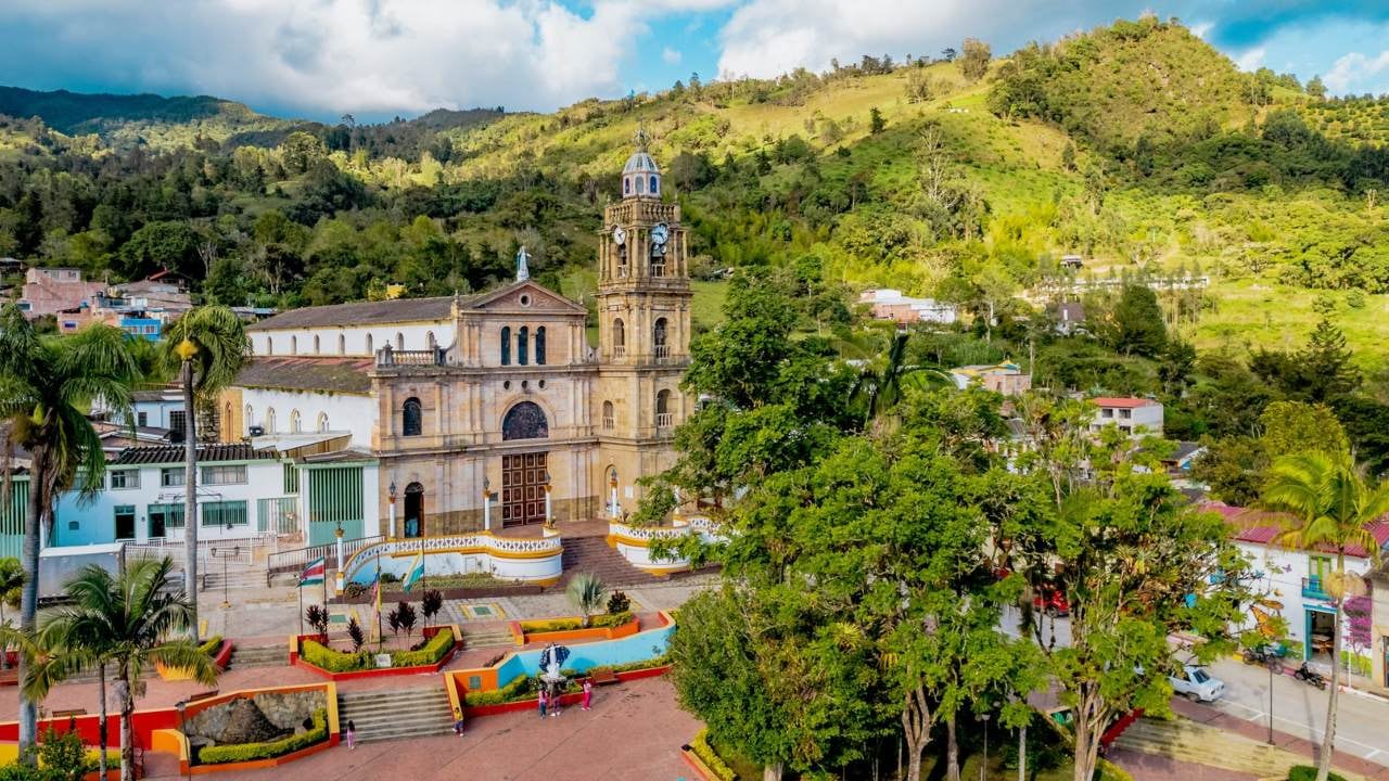Vista aérea del templo principal y la plaza de Chinavita, Boyacá