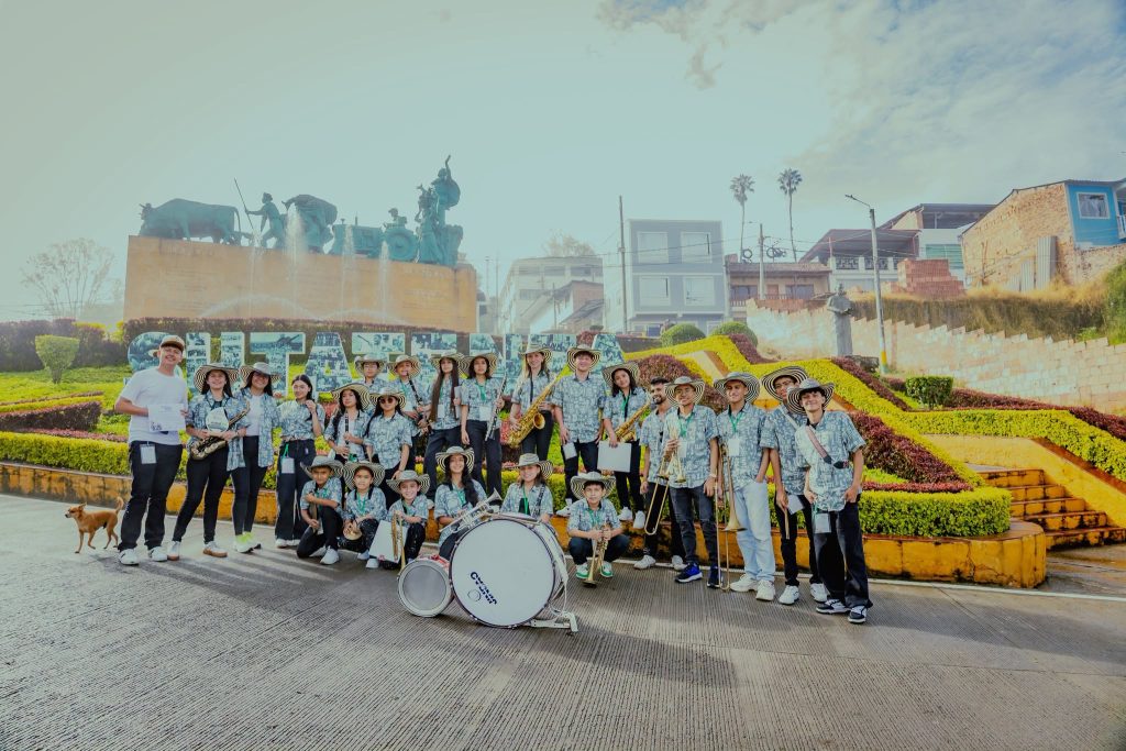 Banda municipal de San Luis de Gaceno con sus instrumentos frente a las letras de Sutatenza, en las breves de julio de 2026