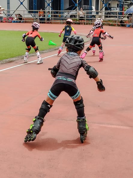 Niños con casco y rodilleras patinan en una pista, Escuela de Patinaje de San Luis de Gaceno