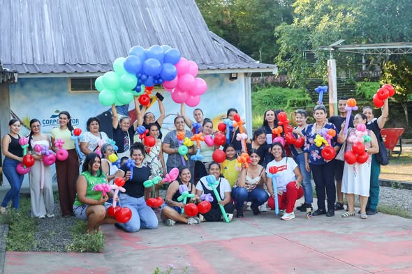 Participantes del taller de globoflexia de San Luis de Gaceno posan con figuras de globos de colores