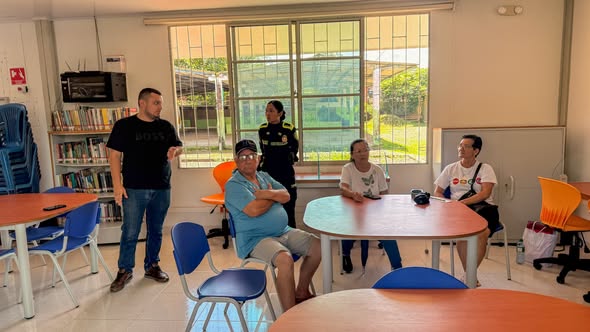 Socialización de canales de denuncia con la Policía en un salón de San Luis de Gaceno