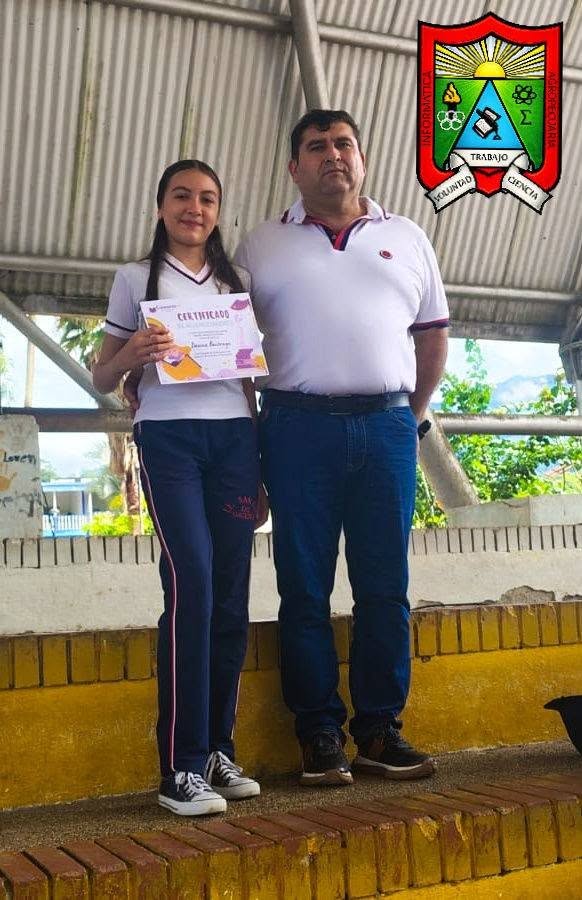 Danna Buitrago, estudiante de la Institución Educativa San Luis de Gaceno, con su certificado del concurso La Pera de Oro