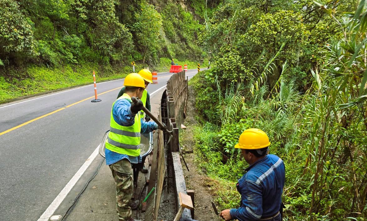 Obreros trabajan en un muro de contención de la Transversal del Sisga en junio de 2026