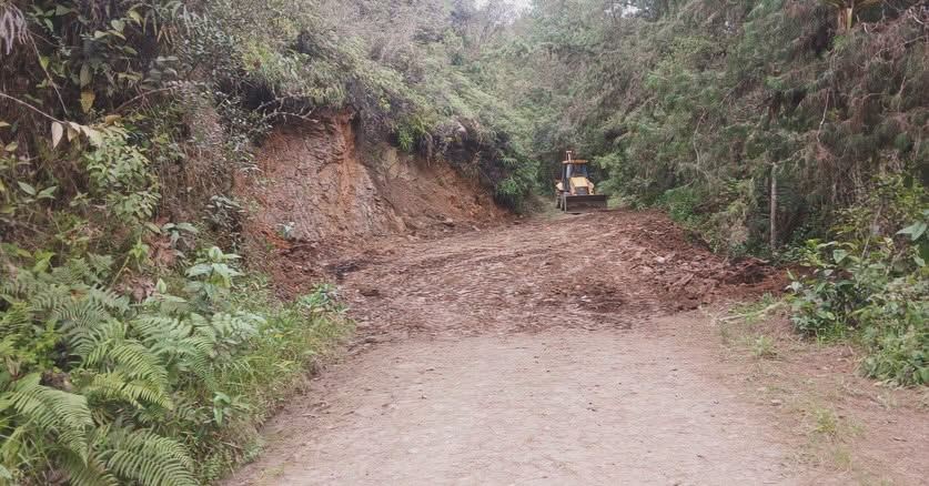 Retroexcavadora despeja un derrumbe en la vía de Guayatá hacia Ubalá, vereda Fonzaque Arriba