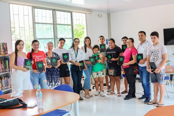 San Luis de Gaceno en junio de 2026: participantes de los cursos del SENA posan con agendas en un salón con estantes de libros
