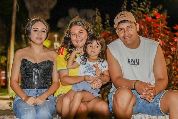 Asistentes sentados en el parque durante Cine al Parque de las Vacaciones Recreativas en San Luis de Gaceno