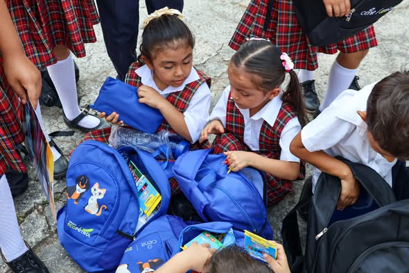 Estudiantes de la IE Nueva Esperanza de Santa Teresa revisan los kits escolares entregados en San Luis de Gaceno