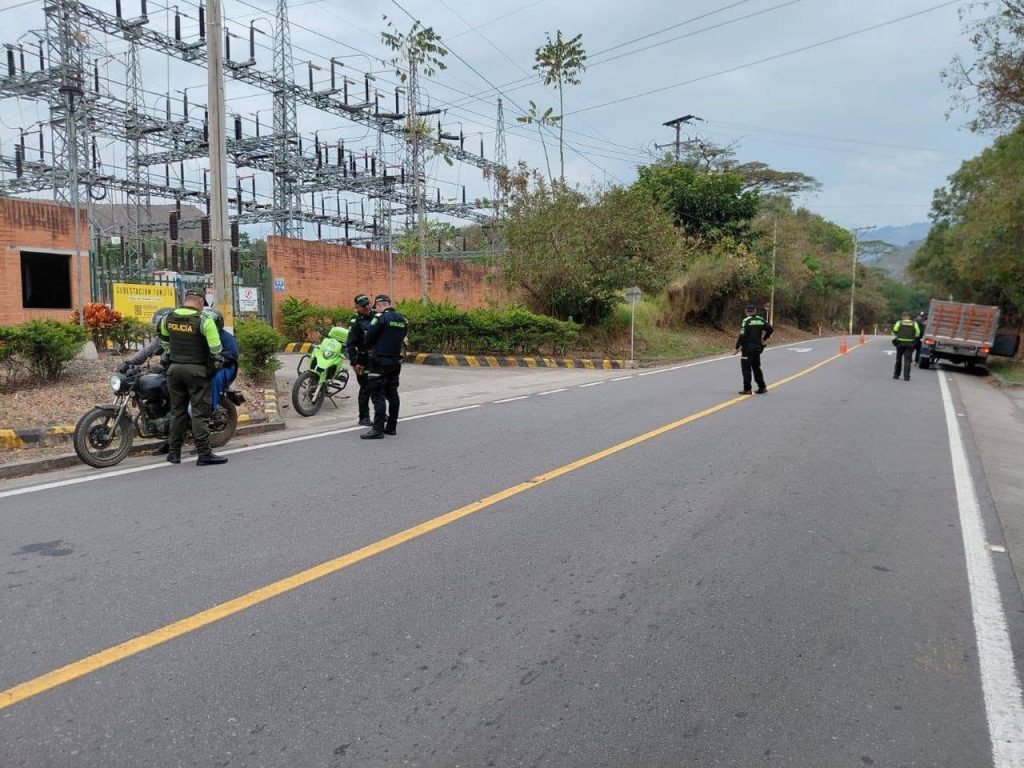 Policías en un control del plan Rutas Seguras sobre la Transversal del Sisga en Macanal