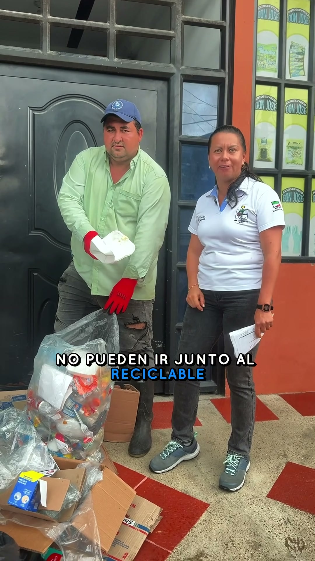 Verificación de la separación de residuos en la fuente frente a un local de San Luis de Gaceno, en mayo de 2026