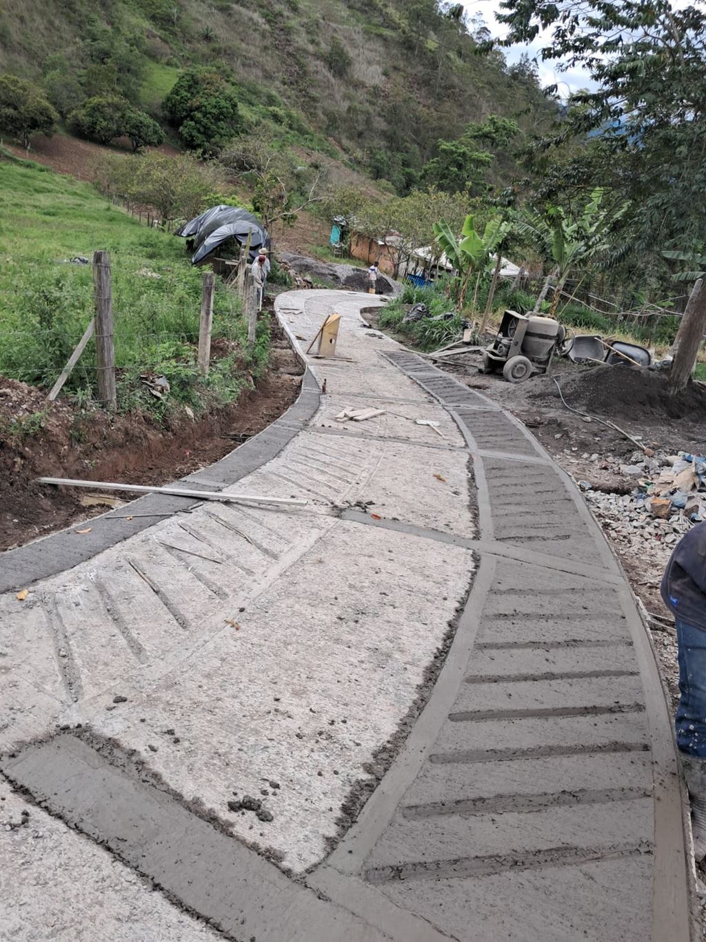 Placa huella en construcción en la vereda Guamo de Sutatenza, Valle de Tenza