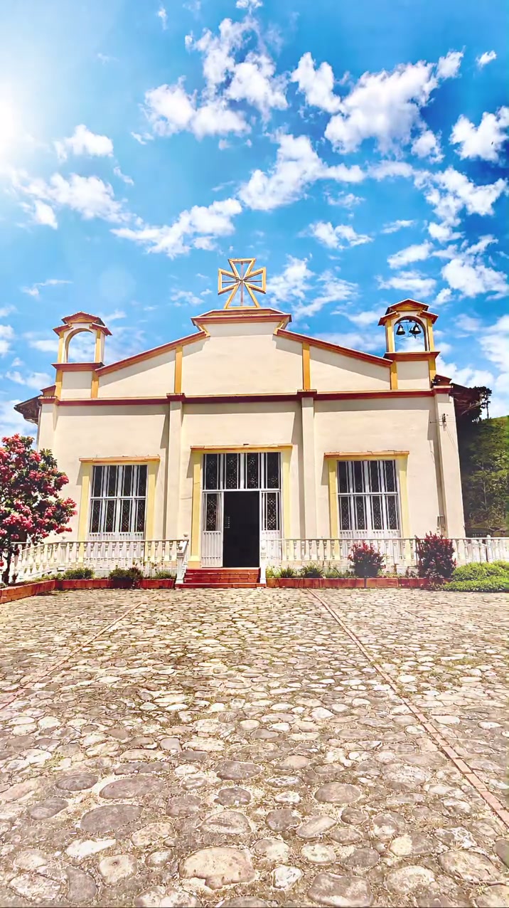 Fachada del templo parroquial San Luis Beltrán de San Luis de Gaceno con su plaza empedrada