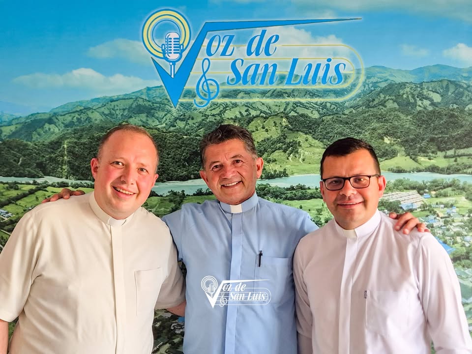 Tres servidores de la fe en los estudios de La Voz de San Luis en San Luis de Gaceno
