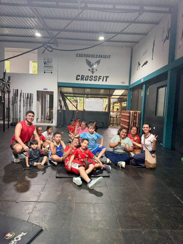 Participantes de la jornada de CrossFit inclusivo en un gimnasio de San Luis de Gaceno