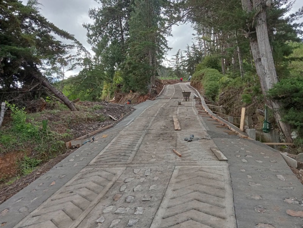 Tramo empinado de placa huella entre árboles en la vereda Boquerón, sector El Zanjón, de Sutatenza