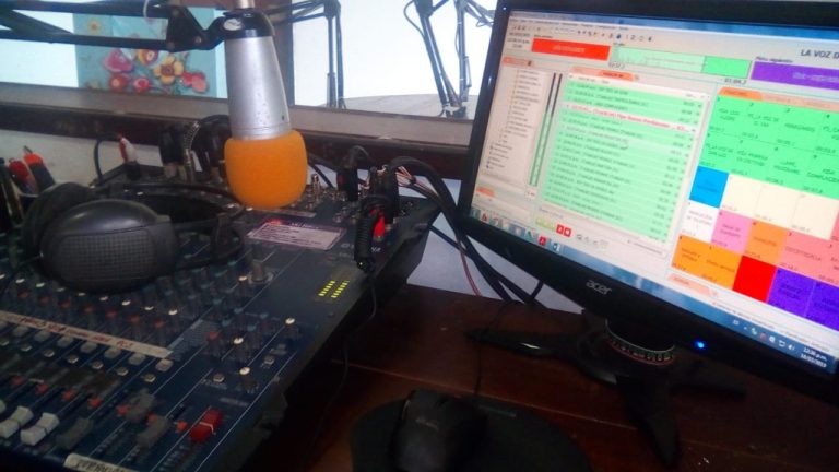 La cabina de la emisora La Voz de San Luis en 2019, cuando transmitía en el 1510 AM