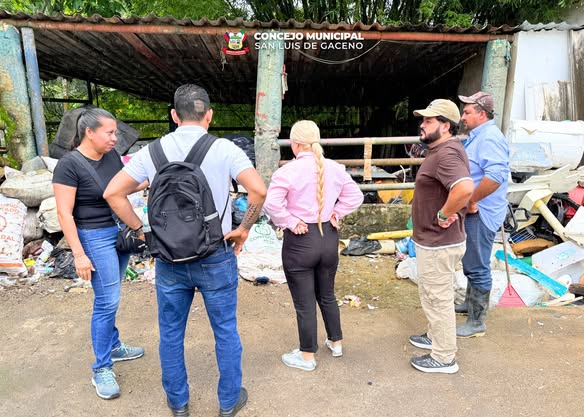 Visita a la antigua plaza de ferias del barrio Las Flores por acumulación de residuos, en San Luis de Gaceno