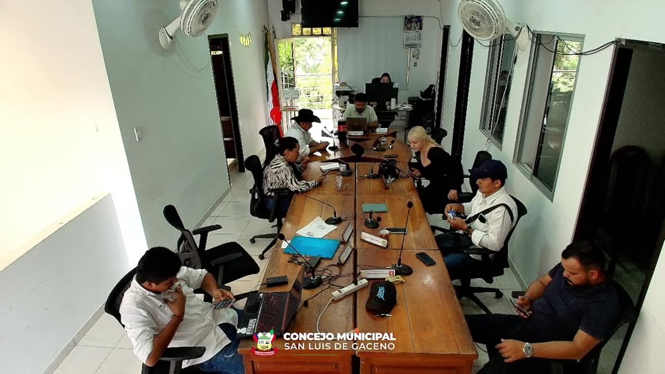 Concejales sentados alrededor de la mesa de madera del recinto del Concejo de San Luis de Gaceno en la sesión de cierre