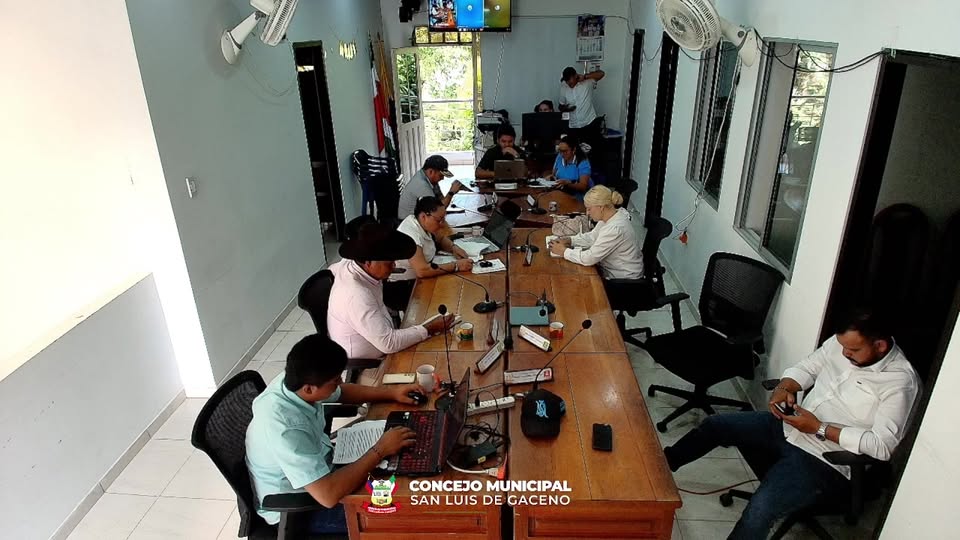 Sesión del Concejo de San Luis de Gaceno del 28 de agosto de 2026, con los asistentes alrededor de la mesa del recinto