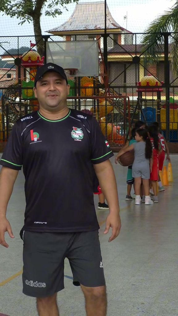 Escuelas deportivas de San Luis de Gaceno: entrenador de baloncesto en una cancha con niñas y niños en fila