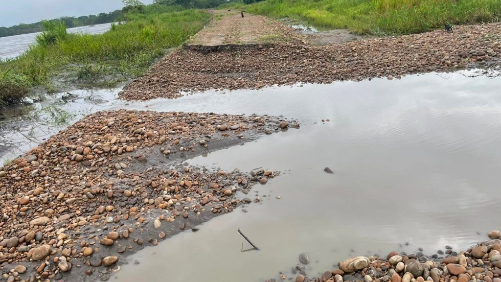 Tramo interrumpido del jarillón del río Upía en la vereda Buenos Aires Alto, Villanueva, con agua empozada en la abertura