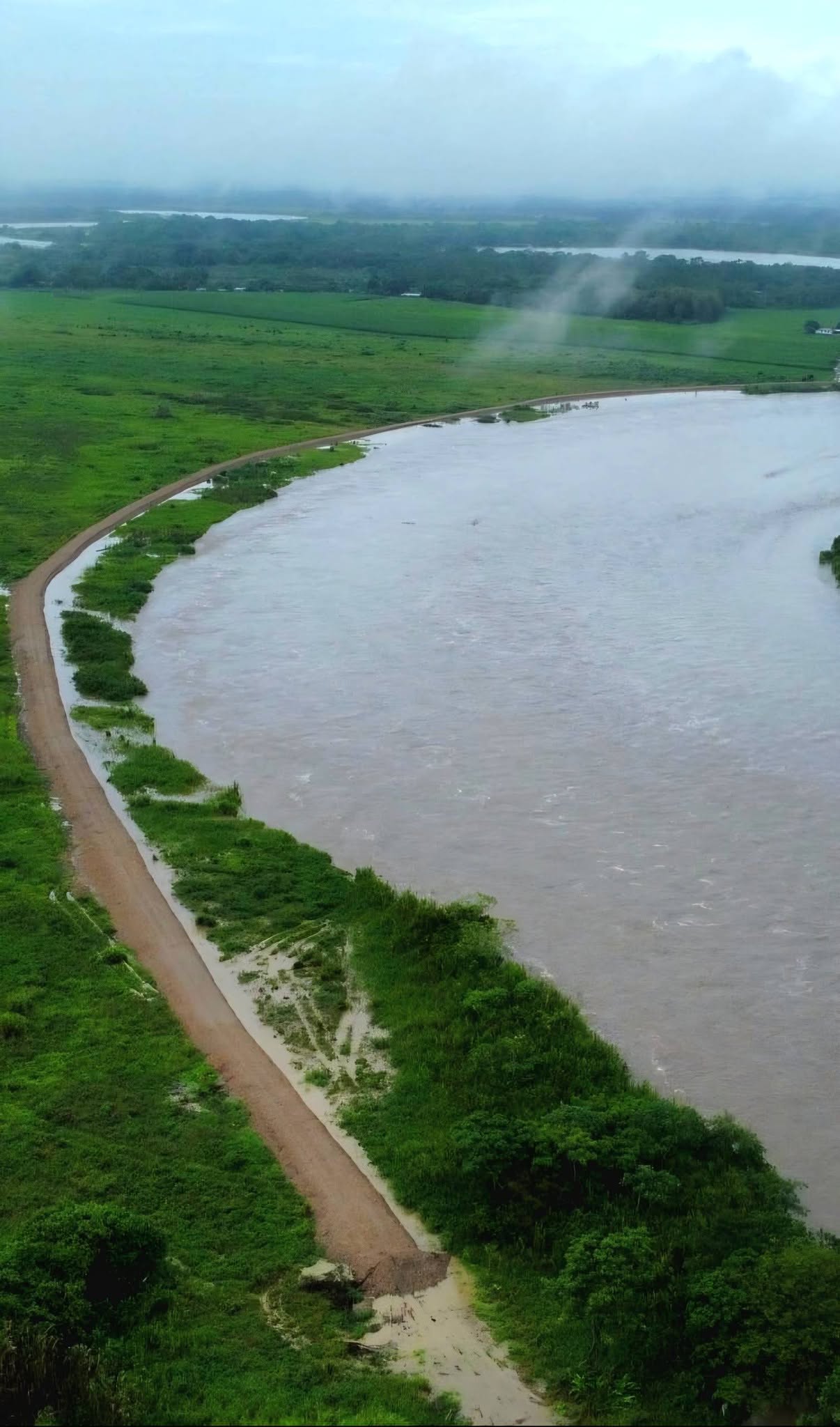 Dique del río Upía en la vereda Buenos Aires Alto, Villanueva, junto al río crecido