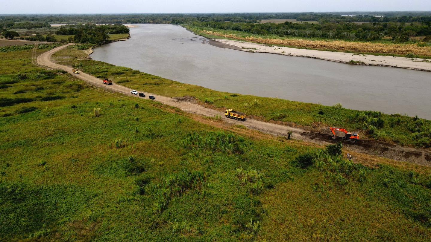Maquinaria trabaja en el dique del río Upía junto a la vía rural de Buenos Aires Alto