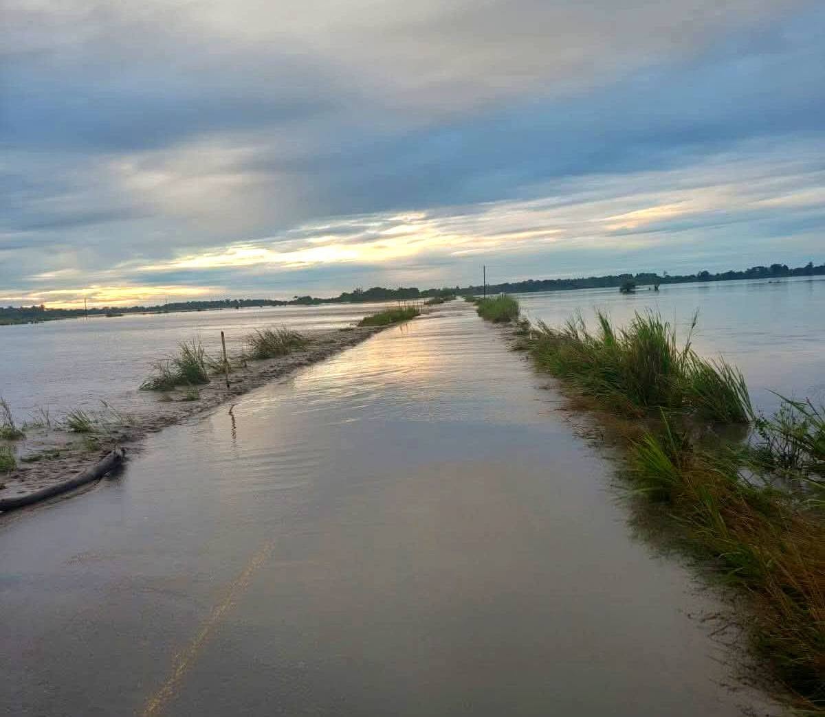 Vía pavimentada cubierta por el agua, en una imagen difundida por la Gobernación de Casanare sobre las inundaciones del río Upía