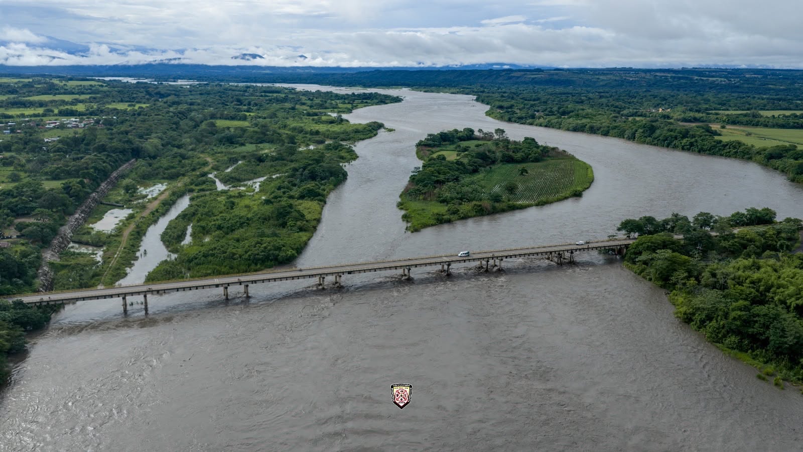 Río Upía crecido bajo el puente entre Villanueva y Barranca de Upía