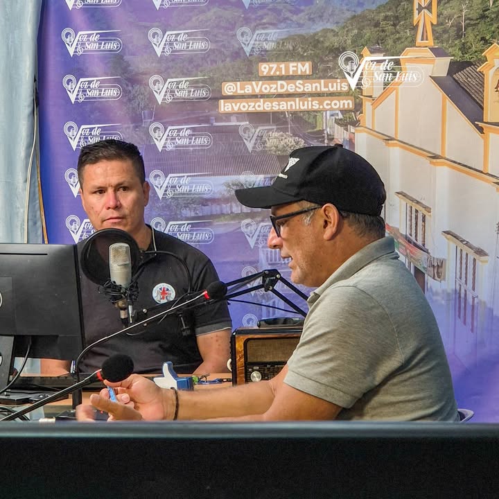 Entrevista sobre el ICA, sede San Luis de Gaceno, en la cabina de La Voz de San Luis 97.1 FM