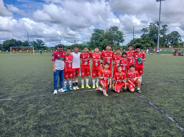 Equipo de la Escuela de Fútbol San Luis de Gaceno posa en una cancha tras su participación en Yopal