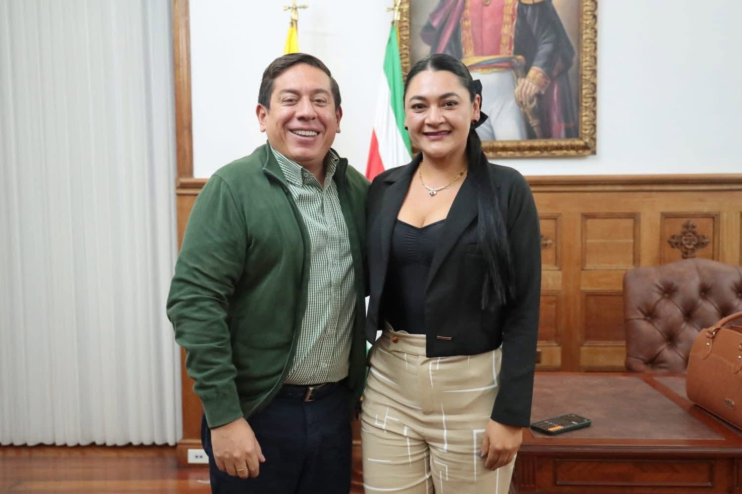 Gobernador Carlos Amaya y la alcaldesa de Macanal, Leidy Patricia Cano, en la revisión de la sentencia de Chivor
