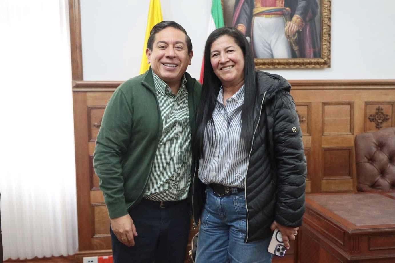 Gobernador Carlos Amaya y la alcaldesa de Almeida, Nancy Janeth Vaca, en la revisión de compromisos