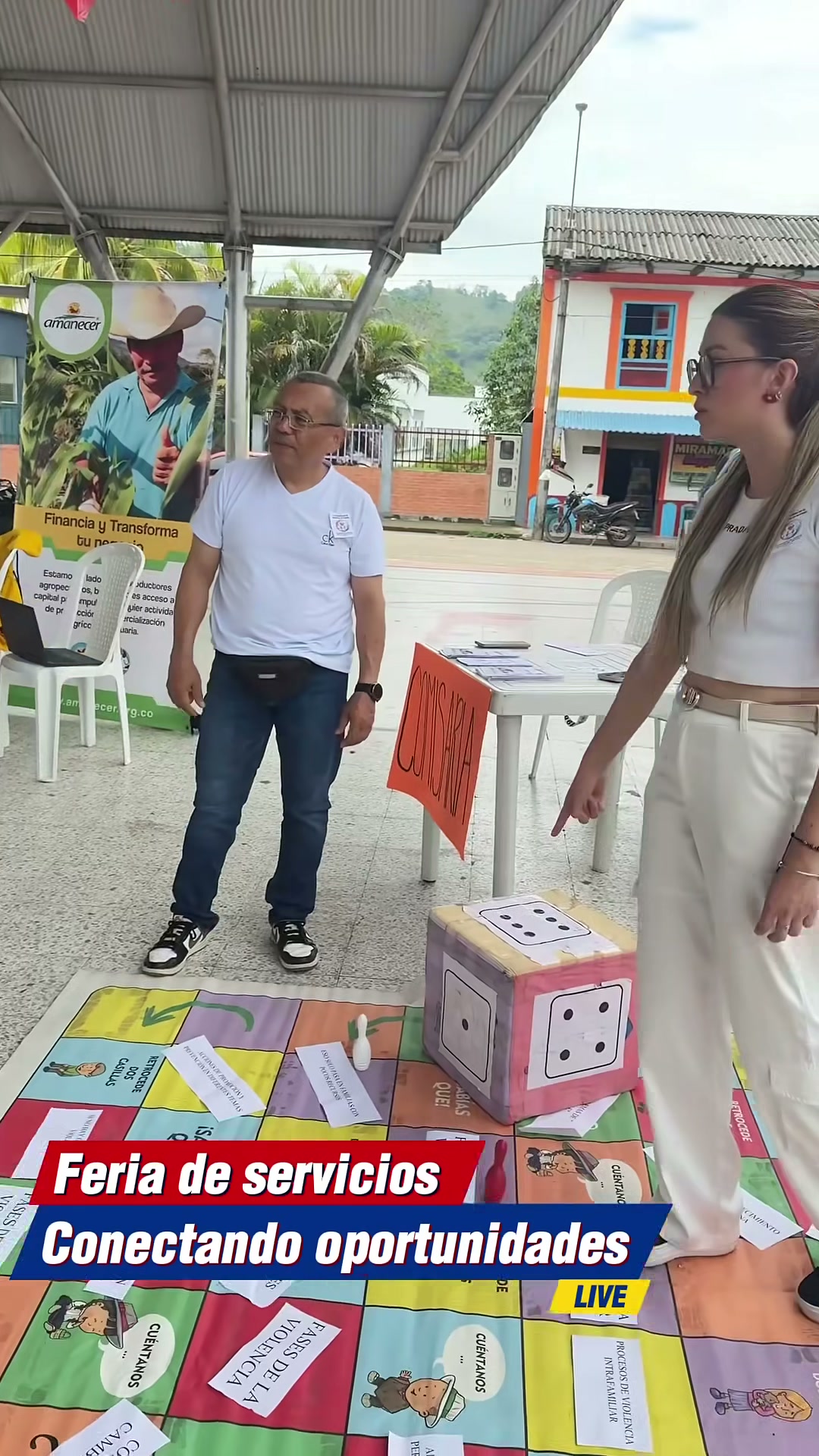 Stand de la Comisaría de Familia con un juego de mesa gigante en la Feria de Servicios de San Luis de Gaceno