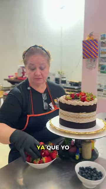 Claudia Vaca, comerciante de San Luis de Gaceno, decora una torta con fresas