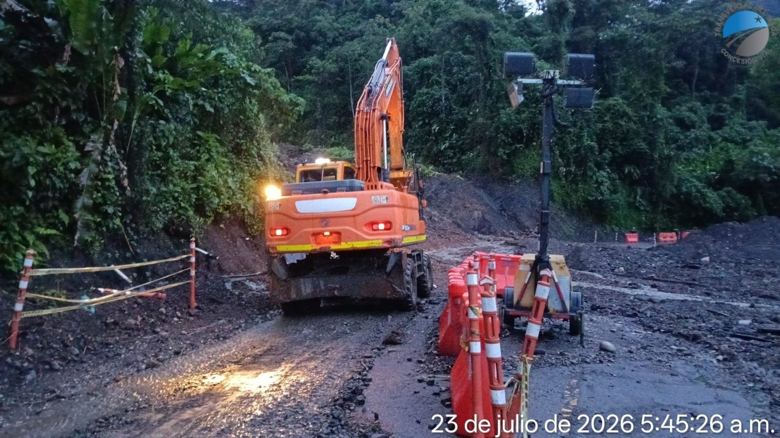 Retroexcavadora despeja un derrumbe en el sector Marrano Loco de la Transversal del Sisga, en Santa María