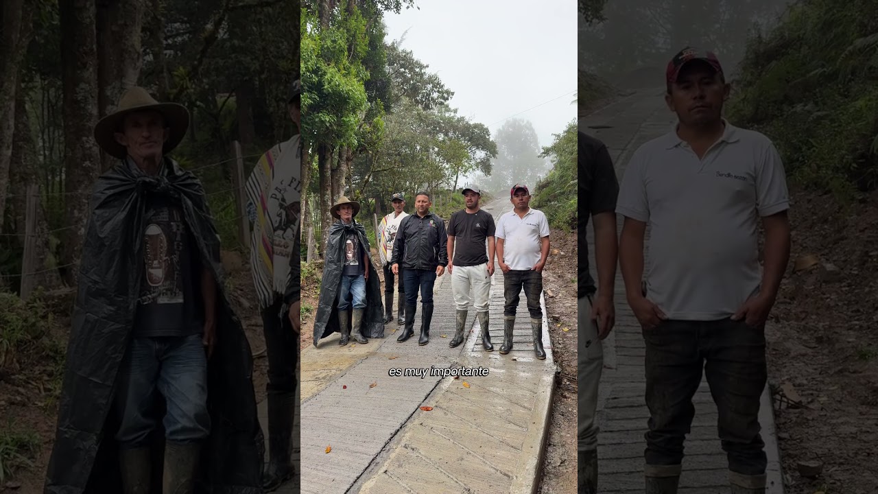 Cinco campesinos de pie sobre una placa huella terminada en una vereda de Macanal con neblina