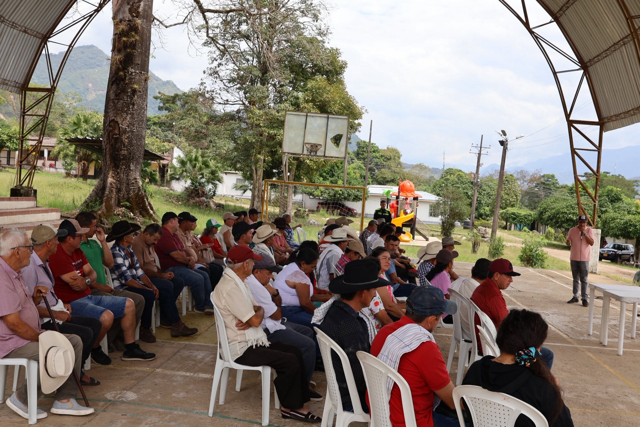 Habitantes del centro poblado Santa Teresa en la socialización de pavimentación y alumbrado solar
