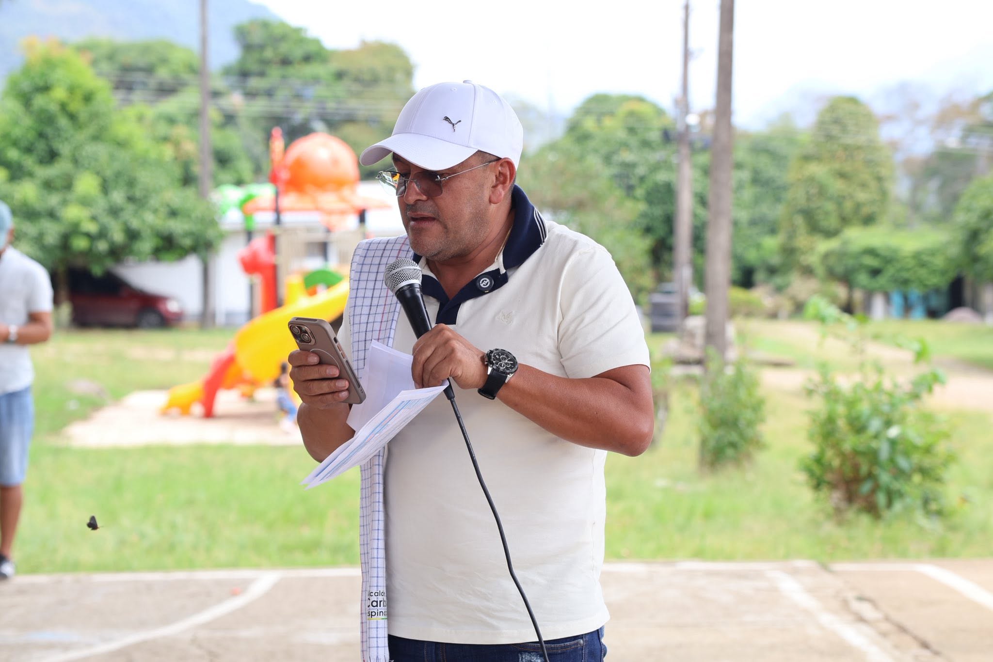 Intervención con micrófono en la socialización de obras en Santa Teresa, San Luis de Gaceno