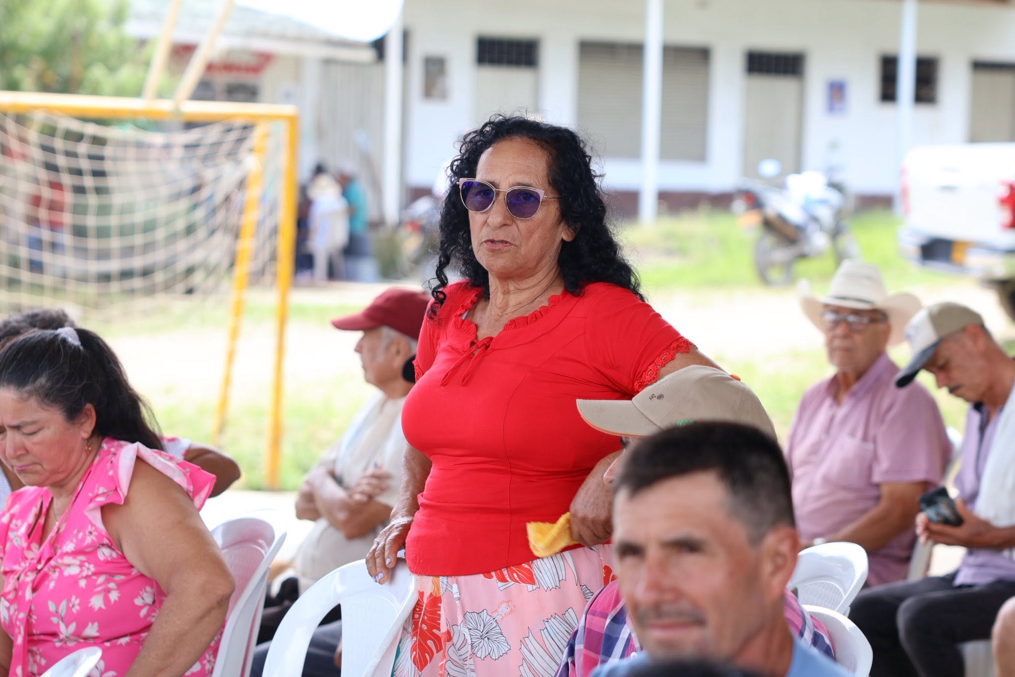 Una asistente toma la palabra en la reunión con la comunidad de Santa Teresa