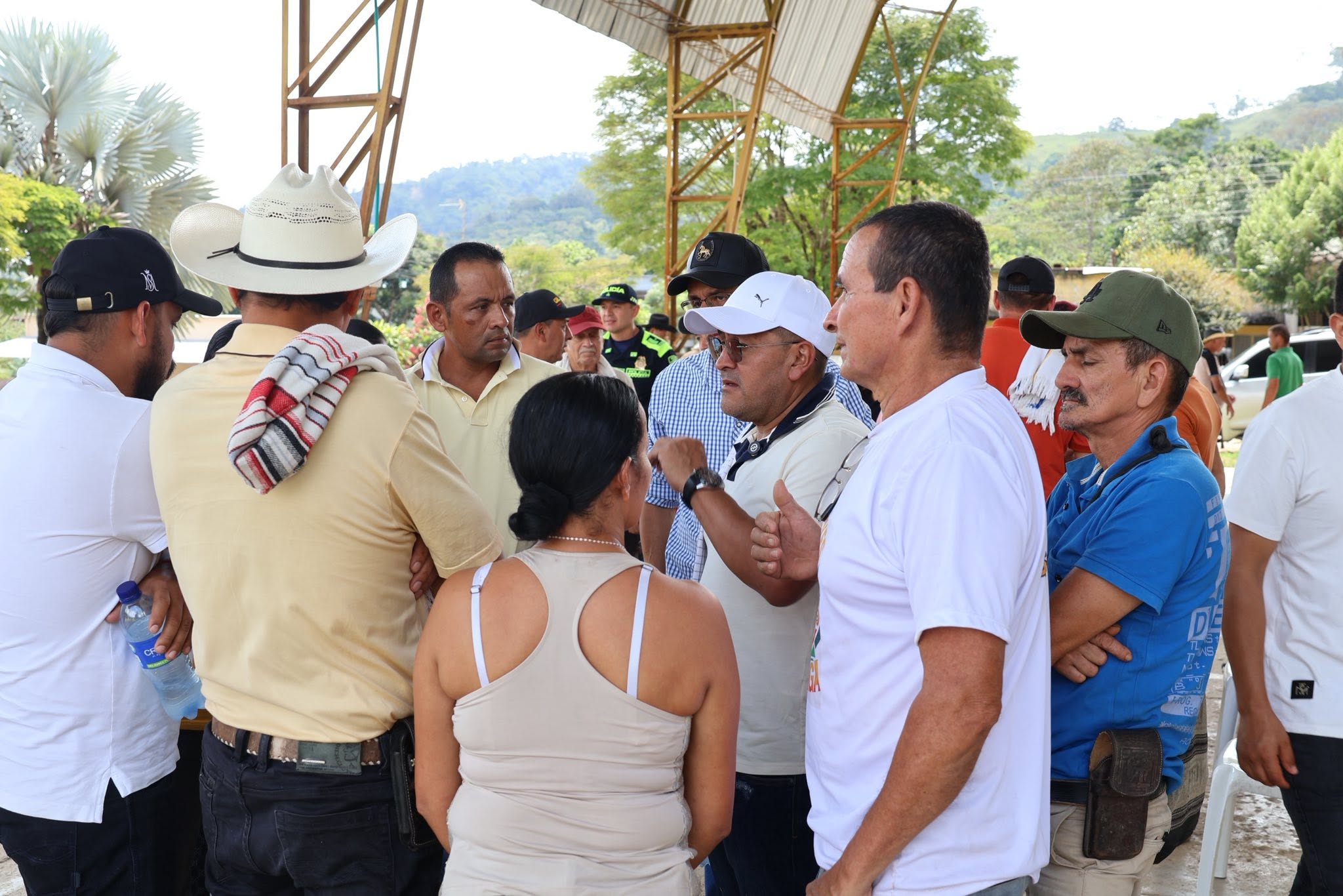 Asistentes conversan en grupo durante la jornada con la comunidad en Santa Teresa