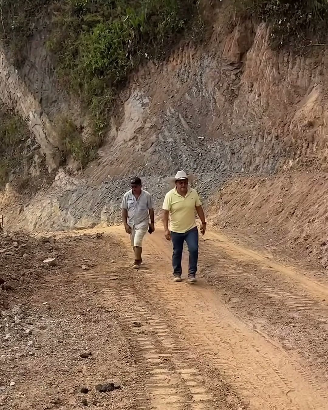 Tramo en tierra de la vía Cumaral, en San Luis de Gaceno, con cortes en el talud y huellas de maquinaria