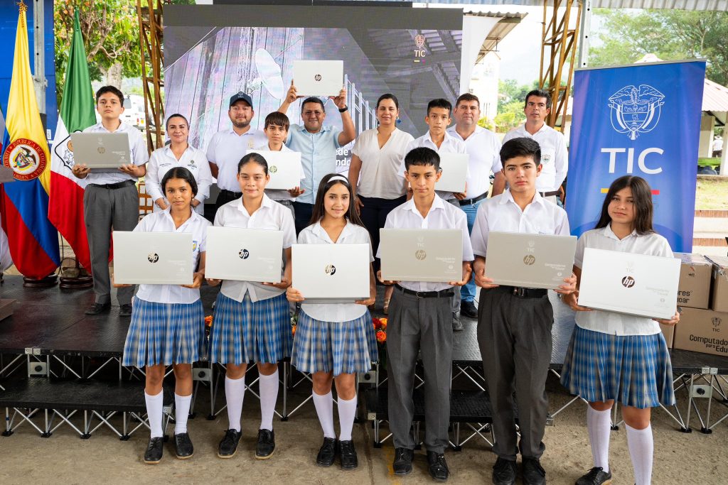 Estudiantes y funcionarios muestran en una tarima los computadores portátiles entregados por el MinTIC en San Luis de Gaceno