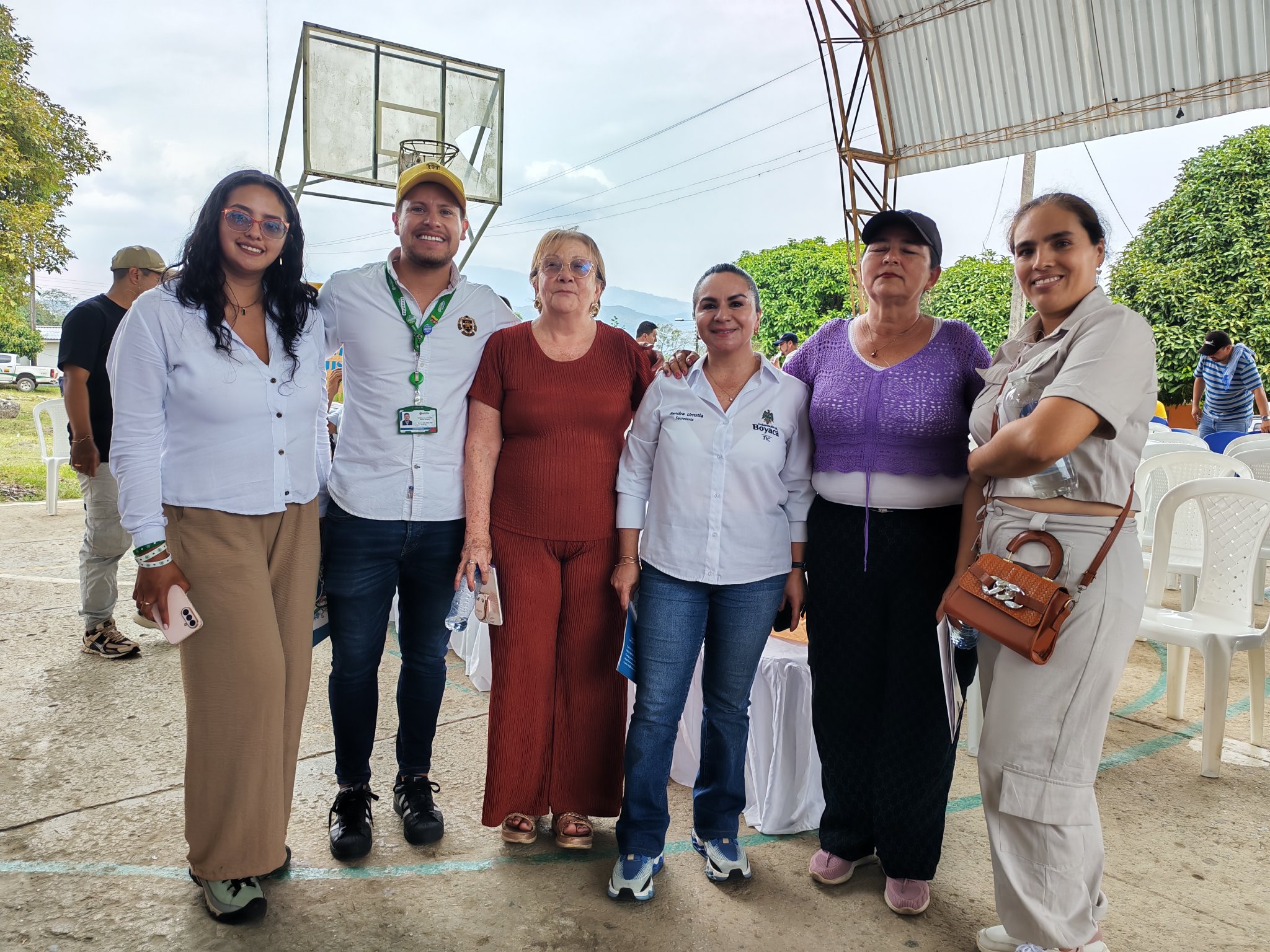 Asistentes a la jornada de conectividad del MinTIC en San Luis de Gaceno, en una cancha cubierta
